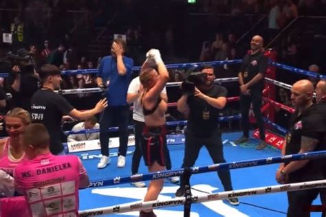 boxer flash crowd|OnlyFans model Daniella Hemsley flashes crowd to celebrate。